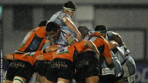 Treviso and Blues' forwards in action