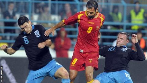 Mirko Vucinic (centre)