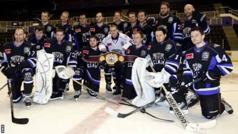 Braehead Clan pose with boxing champion Ricky Burns