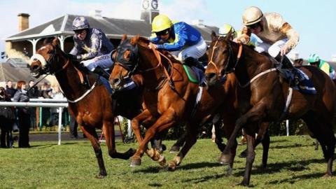 Levitate (c) fights to the line in the Lincoln Handicap