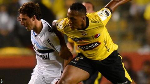 Barcelona's Jose Luis Perlaza (right) against Gremio