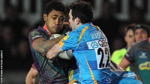 Toby Faletau takes on Wasps' Welshman Stephen Jones