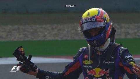 Webber reacts to losing wheel