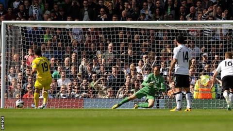 Reading's Hal-Robson Kanu scores a penalty against Fulham