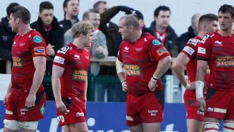 The Scarlets are dejected as they lose 28-17 to Ulster