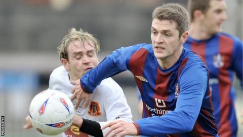 Colin Nixon in action for Ards against Carrick Rangers