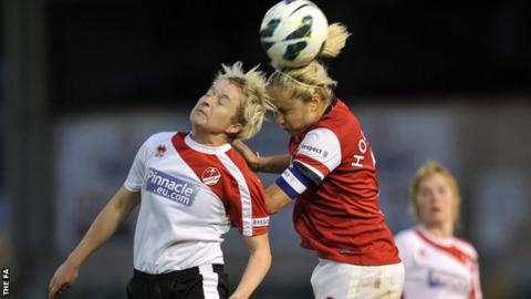 Steph Houghton of Arsenal challenges for the ball
