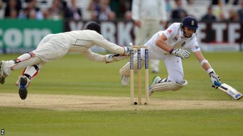 BJ Watling narrowly misses running out Joe Root