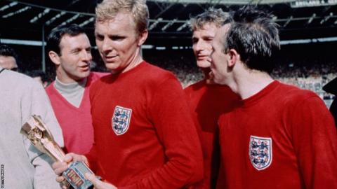 BOBBY MOORE ENGLAND FOOTBALL WORLD CUP 1966 FINAL MENS LARGE PHOTO PRINT T-SHIRT