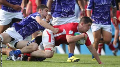 Carwyn Jones scores a try