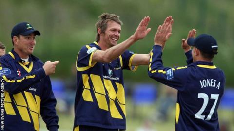 Glamorgan celebrate a wicket for Michael Hogan at Southend