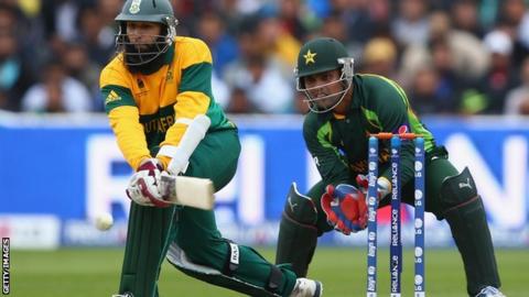 Hashim Amla reverse sweeps