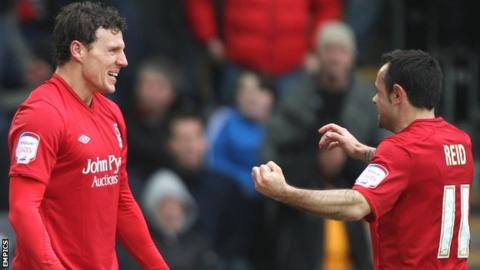 Darius Henderson celebrates with Andy Reid