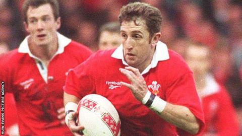 Jonathan Davies playing for Wales in 1997 with Rob Howley in support