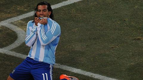 Carlos Tevez scores for Argentina