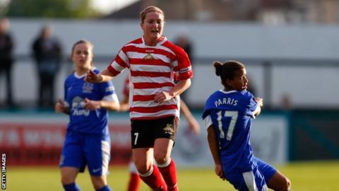 Nikita Parris (R) of Everton in action with Emma Thompson of Doncaster