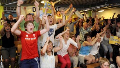 Tennis fans celebrate in Dunblane
