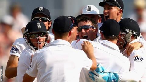 Graeme Swann celebrates with his England team-mates