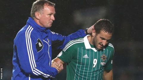 Michael O'Neill congratulates goalscorer Martin Paterson