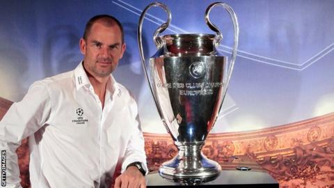 Ronald de Boer poses with the European Cup