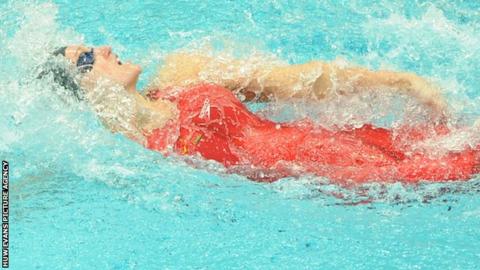 Georgia Davies on her way to 50m backstroke bronze in Delhi