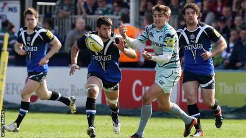 Leicester's Toby Flood (centre) in action against Bath