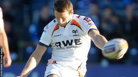 Dan Biggar kicks a penalty for Ospreys against Leinster