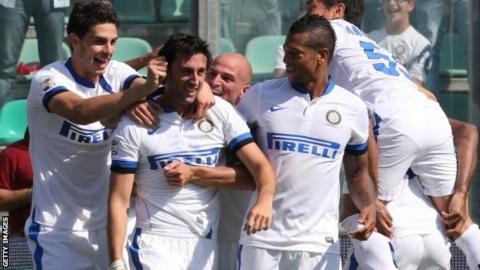 Inter Milan's Argentinian forward Diego Alberto Milito (second left) celebrates with team-mates after scoring against Sassuolo