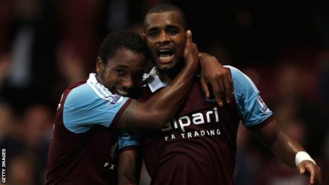 Ricardo Vaz Te (right) celebrates his winner with Leo Chambers