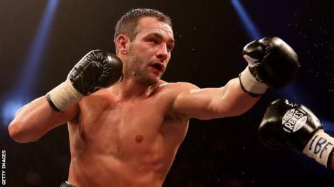 Lee Purdy throws a left hook