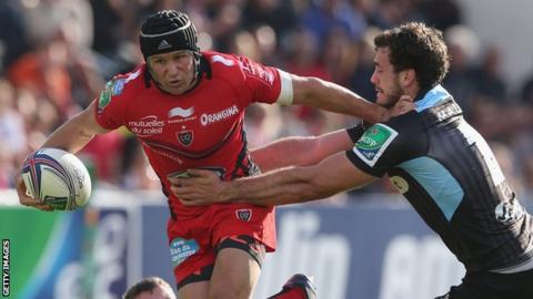 Matt Giteau of Toulon holds off Alex Dunbar