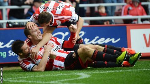 Craig Gardner (centre) celebrates giving Sunderland the lead against Man Utd