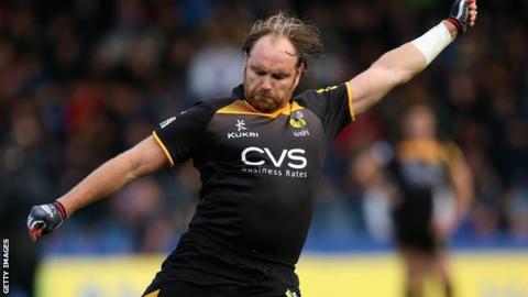 Andy Goode kicks a penalty for Wasps against Leicester