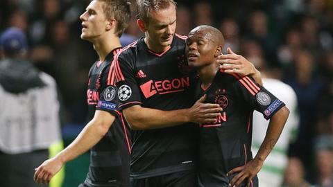 Thulani Serero (right)