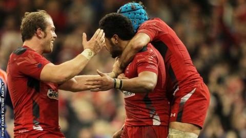 Alun Wyn Jones and Justin Tipuric congratulate Toby Faletau after his try for Wales.