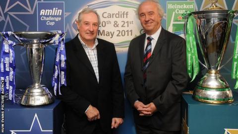 Gareth Edwards and ERC chairman Jean-Pierre Lux