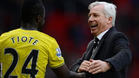 Newcastle United manager Alan Pardew (right) celebrates with Cheick Tiote after victory at Manchester United