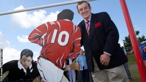 Phil Bennett