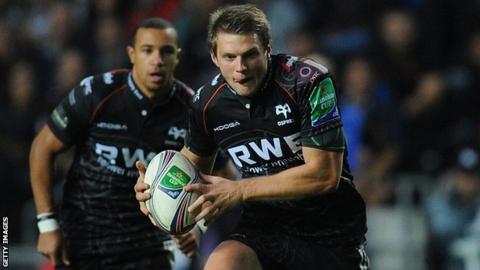 Ospreys fly-half Dan Biggar runs with the ball