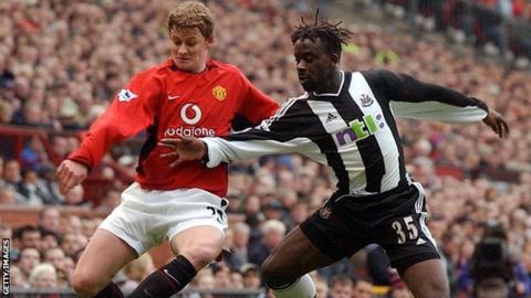Manchester United's Ole Gunnar Solskjaer fights for the ball with Newcastle United's Olivier Bernard