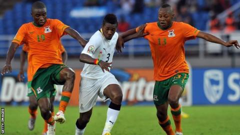 Zambia's Nathan Sinkala (left) and Stoppila Sunzu (right) tackle Ghana's Asamoah Gyan (centre)