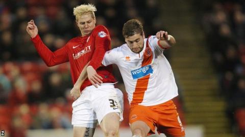 Barnsley's Brek Shea and Blackpool's Steven Davies