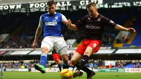 Darryl Murphy challenges Alex Pearce