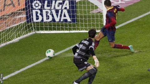 Alexis Sanchez scores