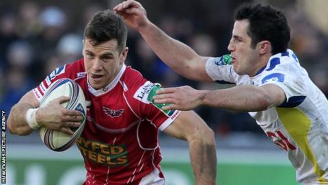 Gareth Davies on the attack for the Scarlets against Clermont Auvergne