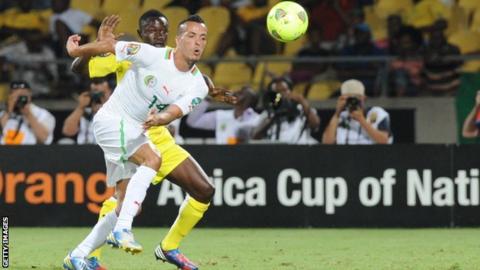 Algeria midfielder Foued Kadir (R)
