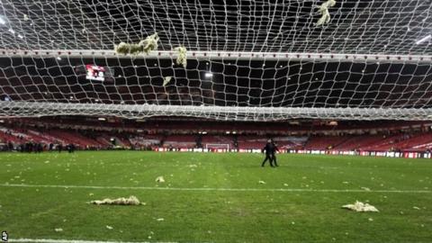 Glass wool on Benfica pitch