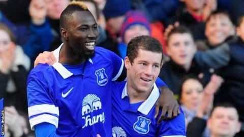 Lacina Traore (left)