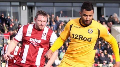 Steve Elliot of Cheltenham Town chases down Newport's Rene Howe