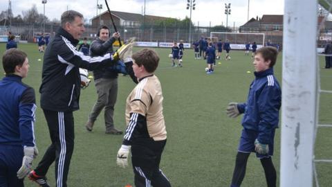 Pat Bonner with school pupils in Stirlingshire